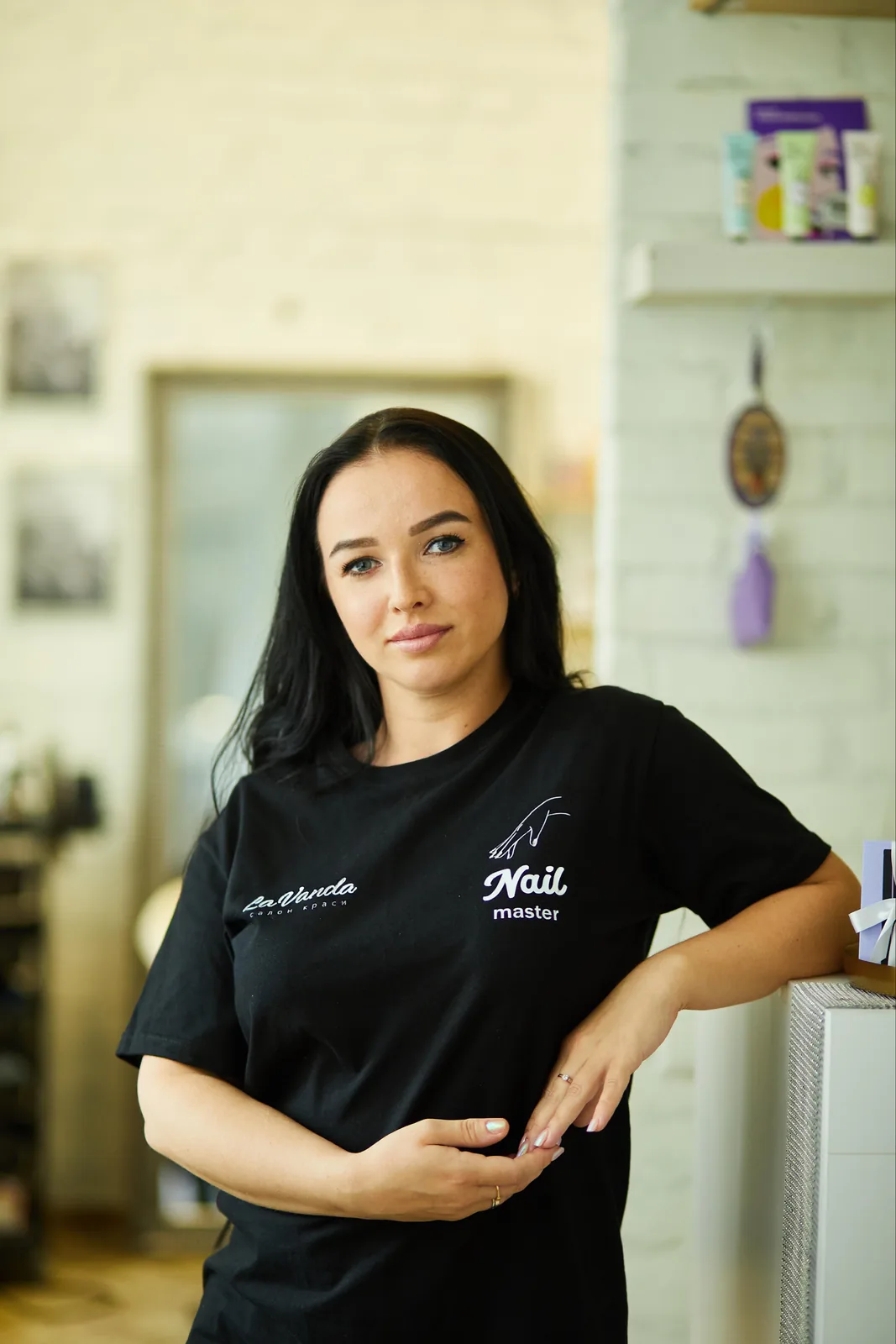 Портрет Альони, майстрині нігтьового сервісу